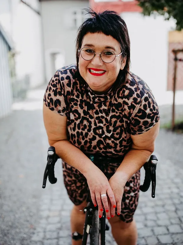 Sabine lehnt über den Fahrradlenker